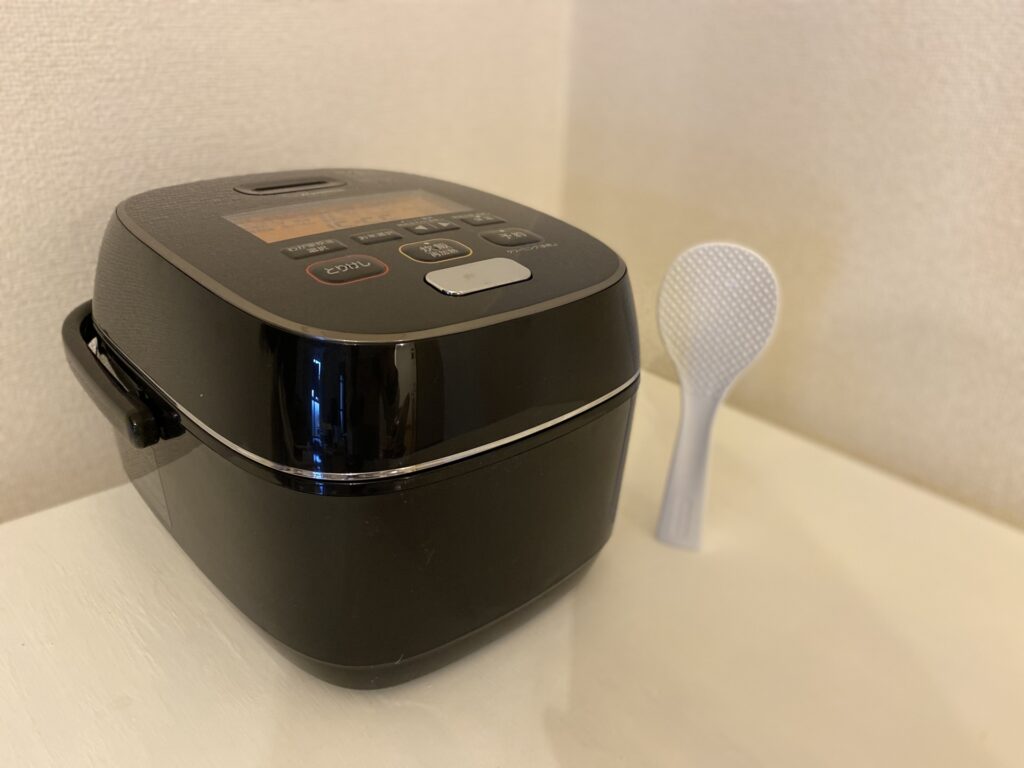 まちエネコラム-炊飯機能を使用する場合の電気代は、1回の炊飯にかかる電力量によって計算されます。例えばPanasonicの可変圧力IHジャー炊飯器 SR-V10BAを例にしてみましょう。  炊飯1回にかかる消費電力量は160Whとされていますので、電気料金単価が30円/kWhであった場合には、1回の炊飯にかかる電気代は約4.8円程度と考えられます。