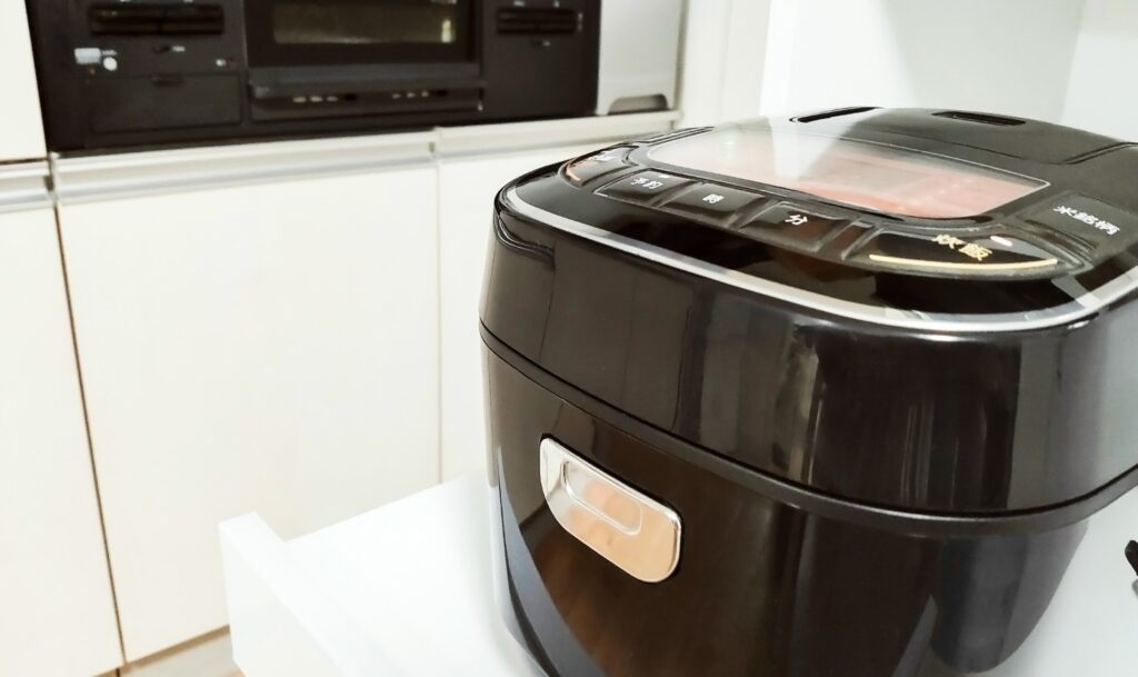 まちエネコラム-炊飯器の電気代を節約するためのポイントは、効率的な使用方法や適切なメンテナンスにあります。以下に、炊飯器の電気代を節約するための具体的なポイントを詳しく解説します。