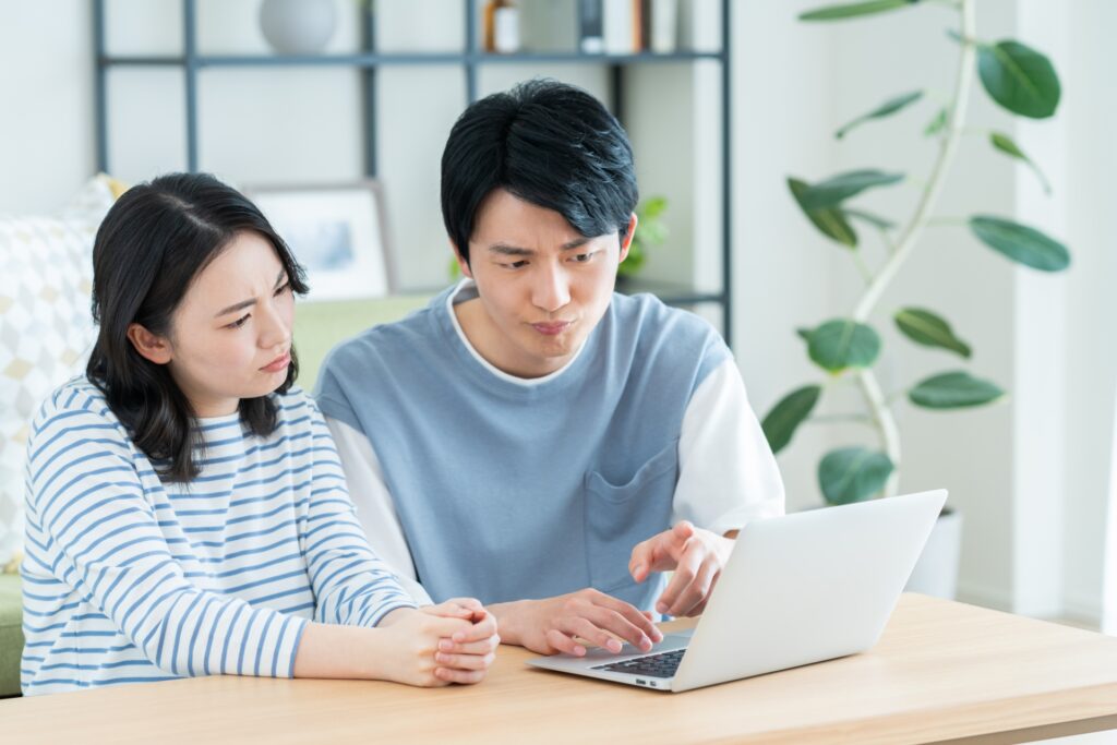 まちエネコラム-一般的な家庭の月の電気使用量が400kWhだと仮定しますと、5月使用分の補助が半減されることにより月当たり680円の電気代値上げになります。 さらに補助が完全に終了してしまう6月以降は、毎月1,400円の電気代負担増となるのです。