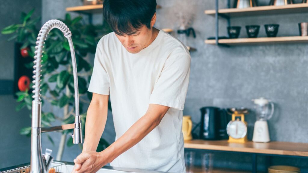 まちエネコラム-2023年に「かんたん宅食ガイド ラクタさん」にて、一人暮らしの20代~40代男女722人を対象に自炊に関するアンケートを実施しました。そこで見えてきたのは、自炊している方のうち8割が自炊における時短をしたいと思っており、調理と後片付けにかかる時間が最大の課題であると分かっています。