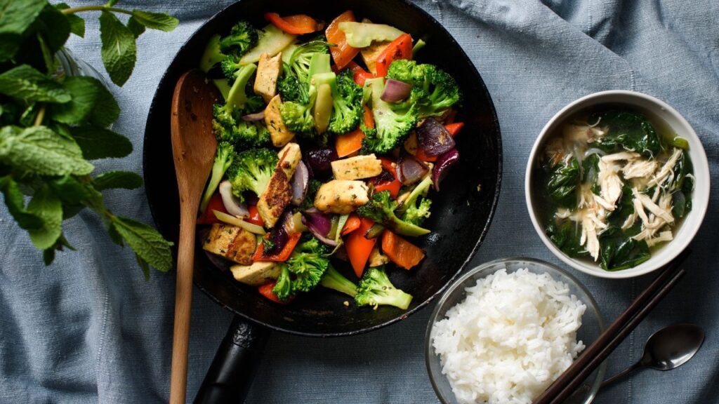 まちエネコラム-自炊には多くのメリットがあります。まず、自分の好みに合わせて食事を作ることができるため、好きな食材や味付けを楽しむことができます。健康志向の方にとっては、食材の選択や調理方法をコントロールできるので、栄養バランスの良い食事を摂ることが可能です。また、外食に比べてコストを抑えられるのも大きな魅力です。