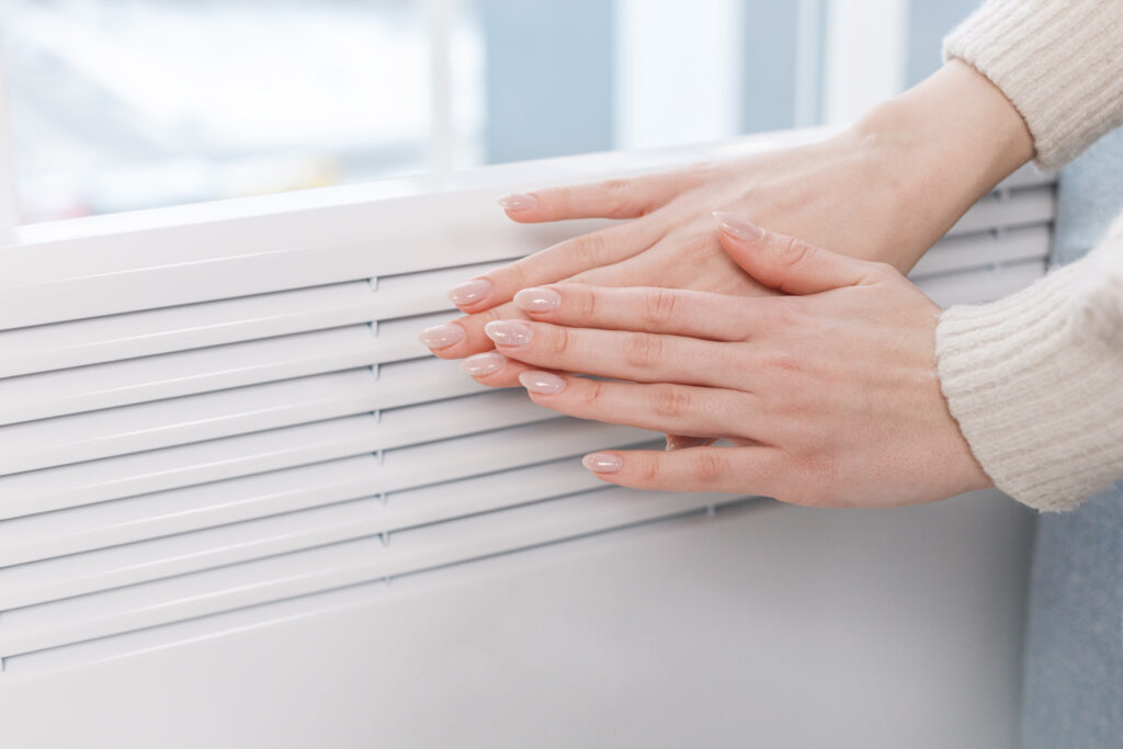 まちエネコラム-パネルヒーターには、セントラルヒーティングで使われるような大きなものから、持ち運びが簡単な小型のものまで、さまざまな種類があります。寒い地域でよく使われるセントラルヒーティングタイプは、内部の温水やオイルを温めて部屋全体を暖めます。