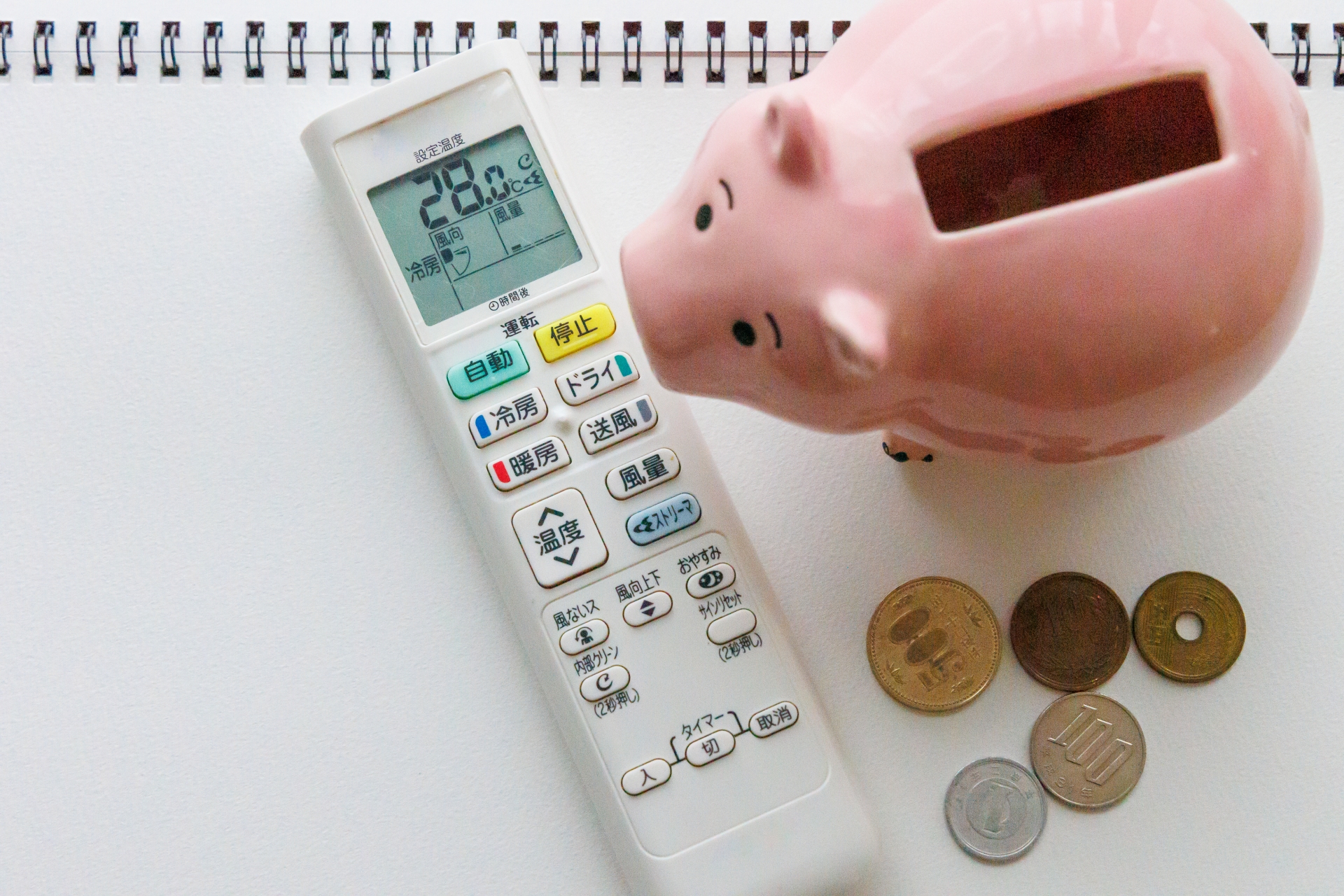エアコンの設定温度で電気代が変わる？夏は28℃、冬は20℃って本当？ 実際の設定温度の目安や節約のコツも解説！