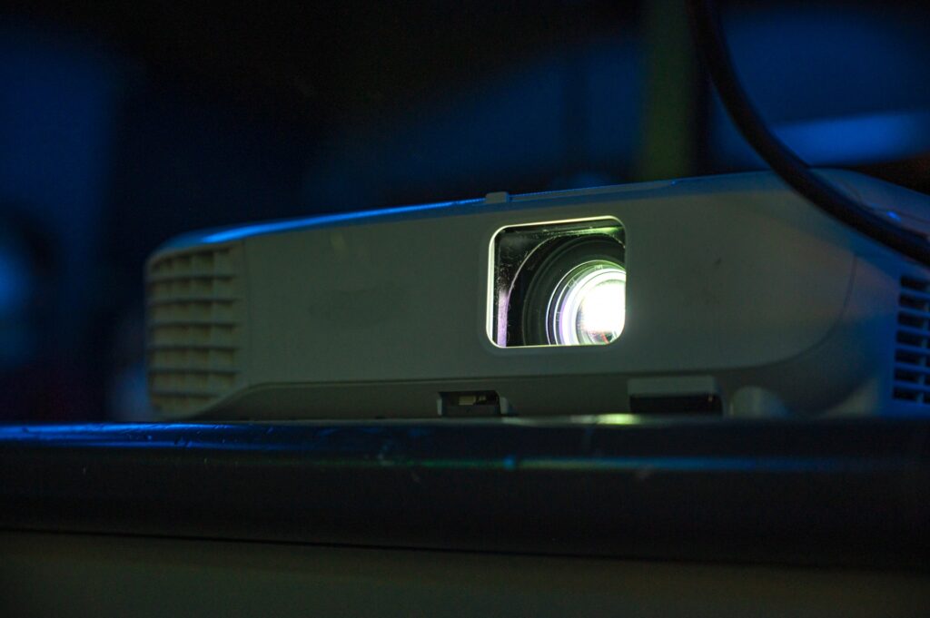 プロジェクターの電気代は本当に高い？テレビとの違いと節約のコツも解説