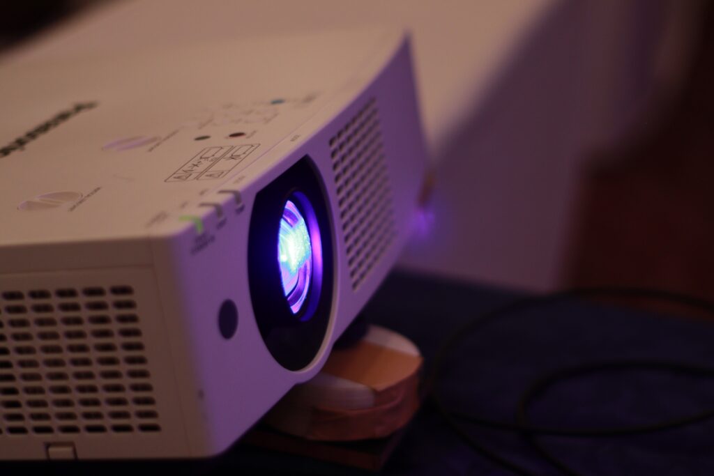 プロジェクターの電気代は本当に高い？テレビとの違いと節約のコツも解説
