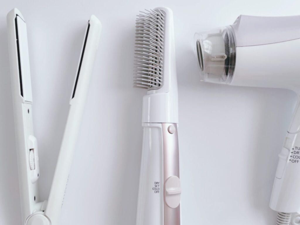 ヘアアイロンの電気代はいくら?種類別の比較やドライヤーとの違い・節約術を解説