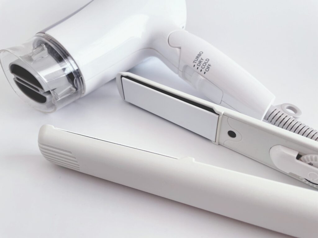 ヘアアイロンの電気代はいくら?種類別の比較やドライヤーとの違い・節約術を解説
