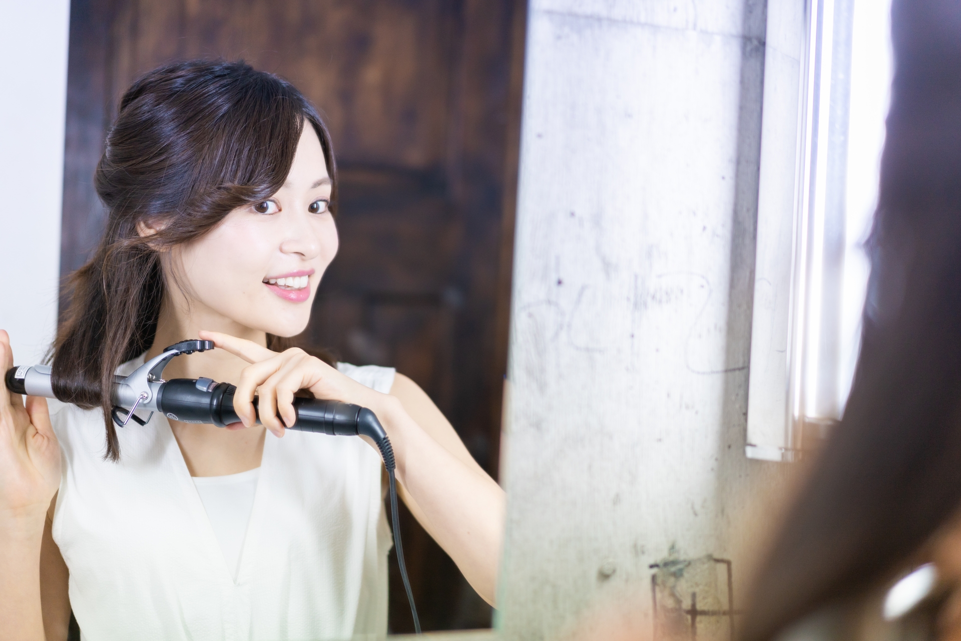 ヘアアイロンの電気代はいくら？種類別の比較やドライヤーとの違い・節約術を解説