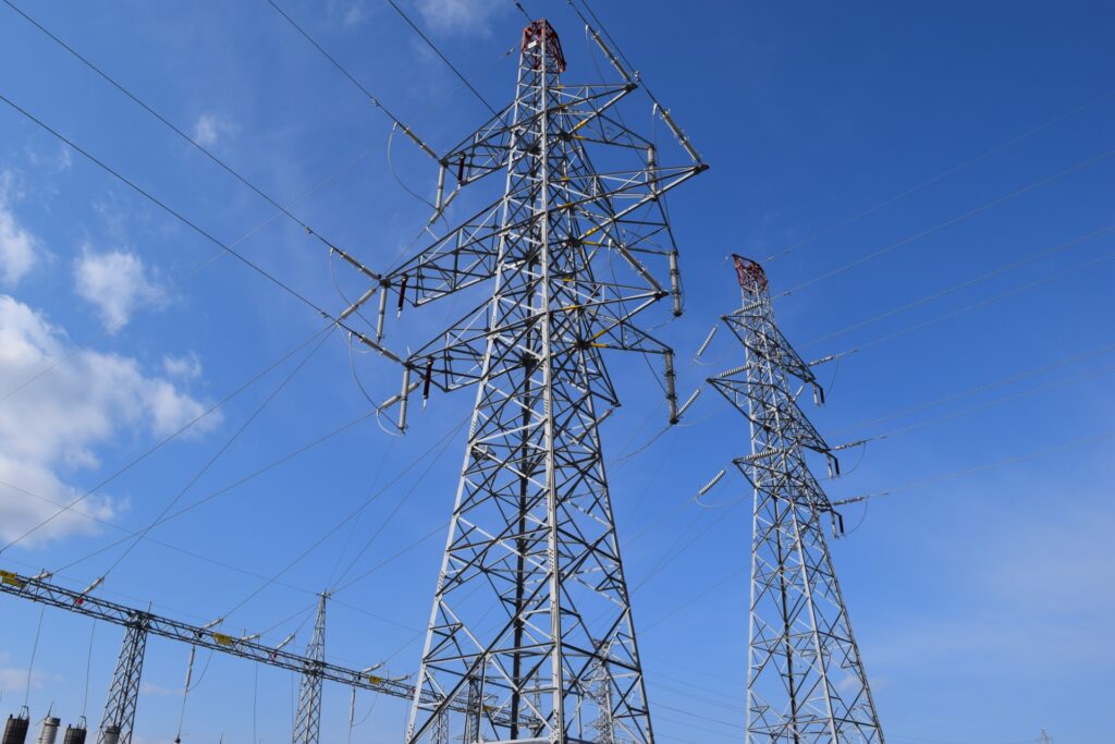 託送料金とは?誰が払う?内訳や平均単価・最新制度から電気代の節約法まで解説