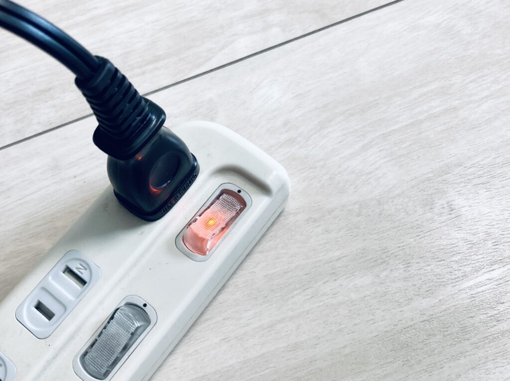 ヘアアイロンの電気代はいくら?種類別の比較やドライヤーとの違い・節約術を解説