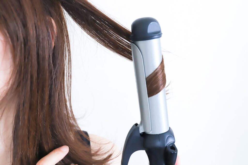 ヘアアイロンの電気代はいくら?種類別の比較やドライヤーとの違い・節約術を解説