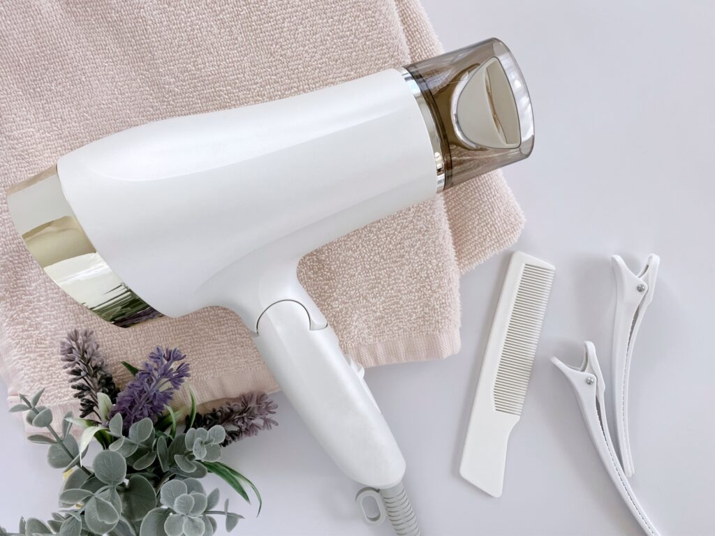 ヘアアイロンの電気代はいくら?種類別の比較やドライヤーとの違い・節約術を解説