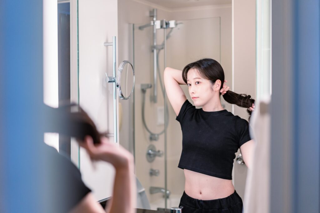 ヘアアイロンの電気代はいくら?種類別の比較やドライヤーとの違い・節約術を解説