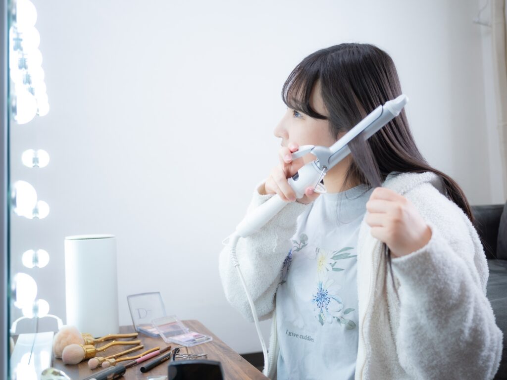 ヘアアイロンの電気代はいくら?種類別の比較やドライヤーとの違い・節約術を解説