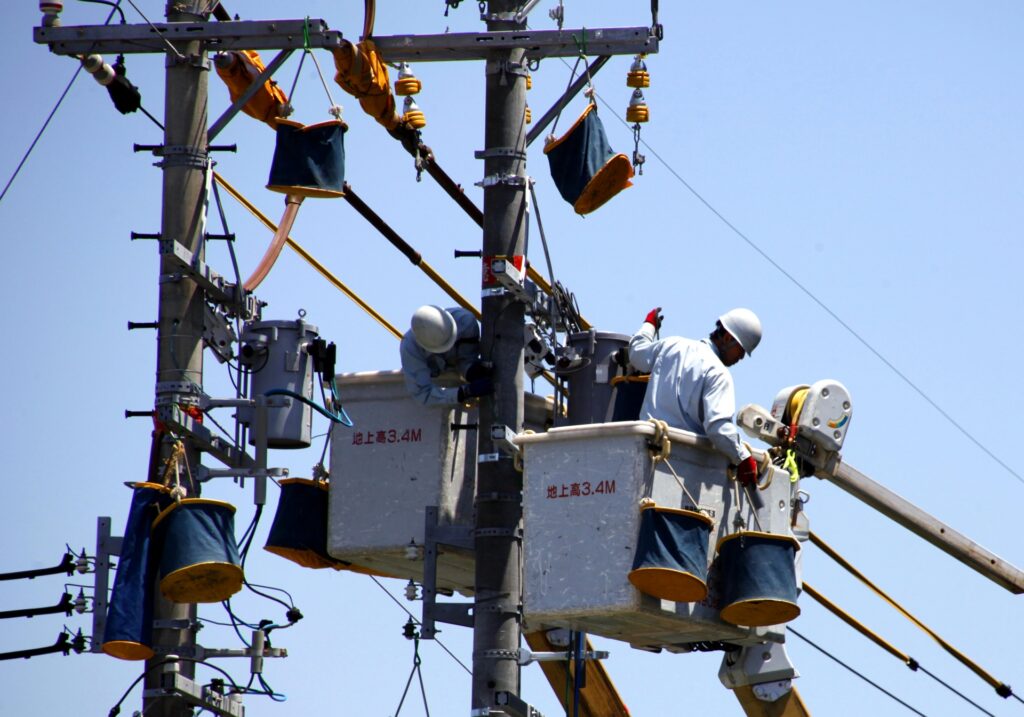 託送料金とは?誰が払う?内訳や平均単価・最新制度から電気代の節約法まで解説