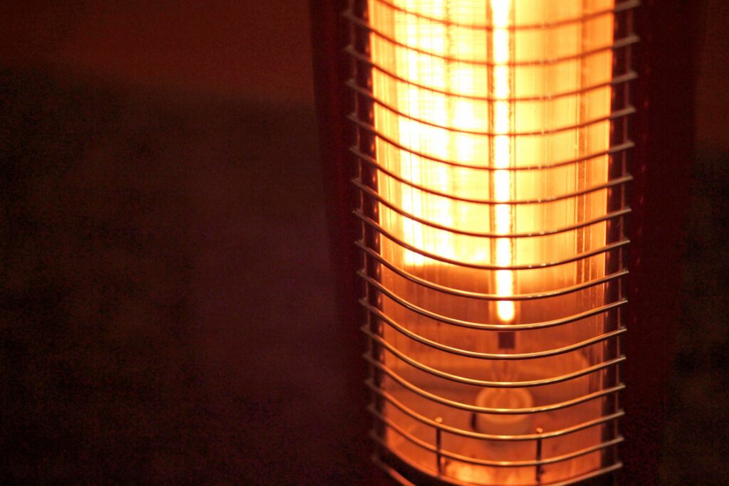 カーボンヒーターの電気代は高い？安く抑える使い方と他暖房器具との比較